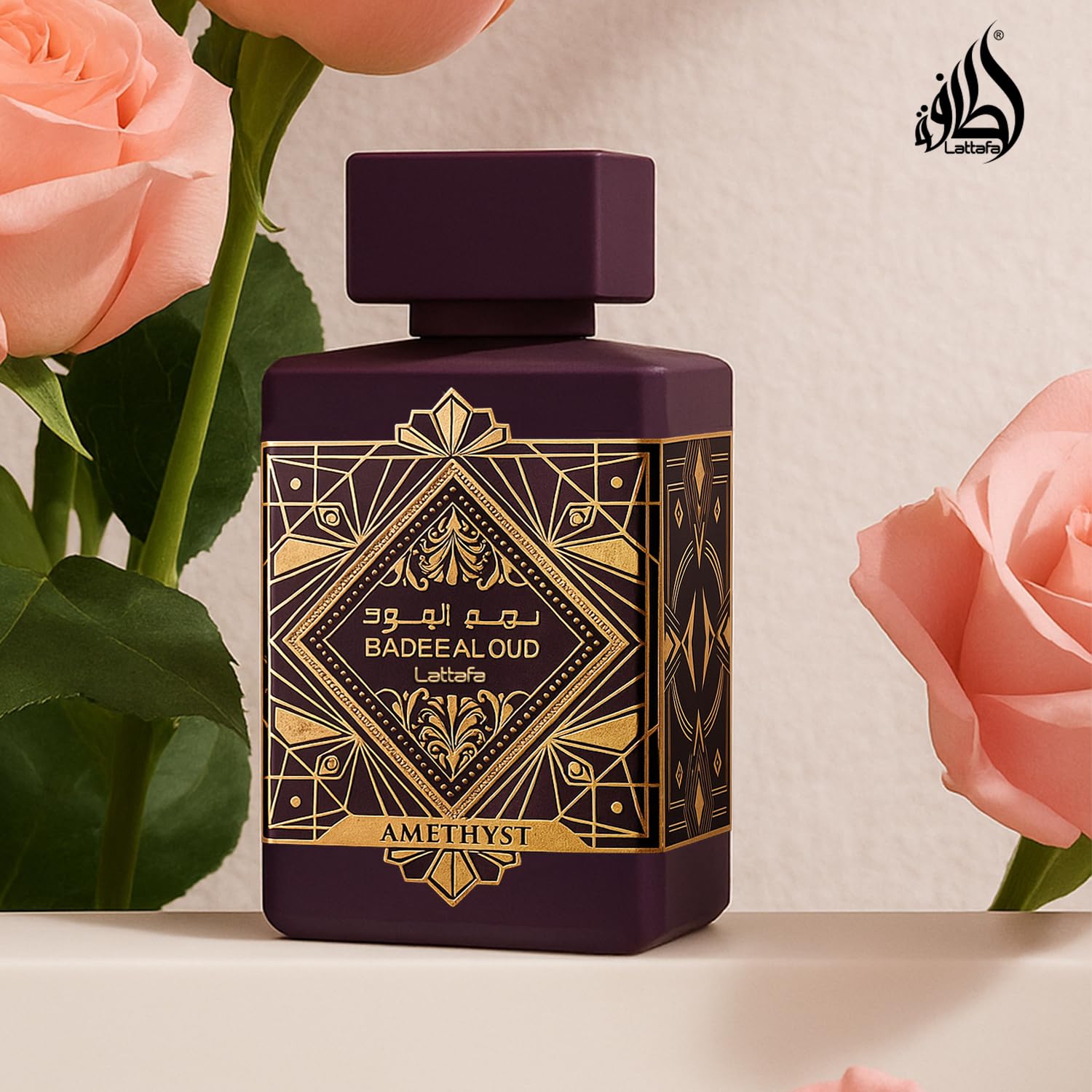 Lattafa Bade'e Al Oud Amethyst, primer plano de oud y ámbar en el frasco.