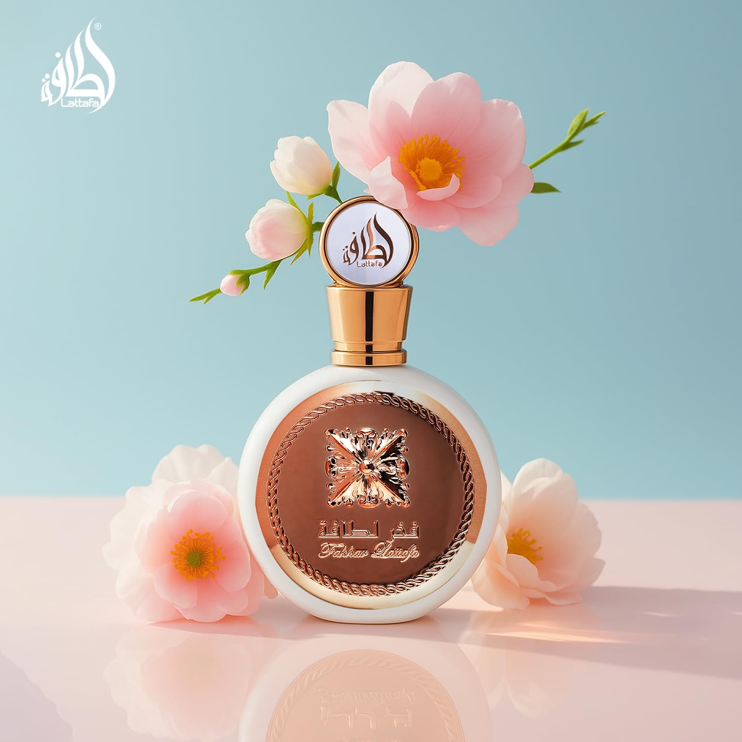 Lattafa Fakhar, corazón de rosas y jazmín, aroma floral envolvente.