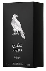 Lattafa Shaheen Silver: detalle de la etiqueta, calidad que inspira.
