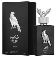 Lattafa Shaheen Silver: mano sosteniendo la botella, experiencia unisex.