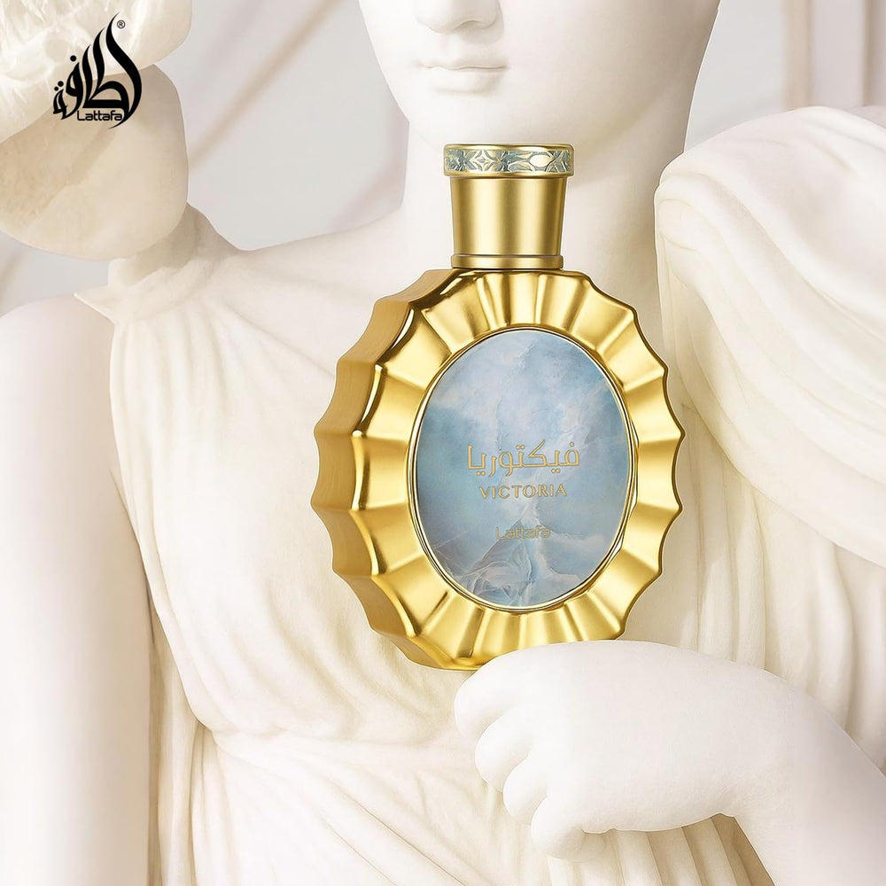 Lattafa Victoria, botella en entorno de lujo, complemento perfecto para tocador.
