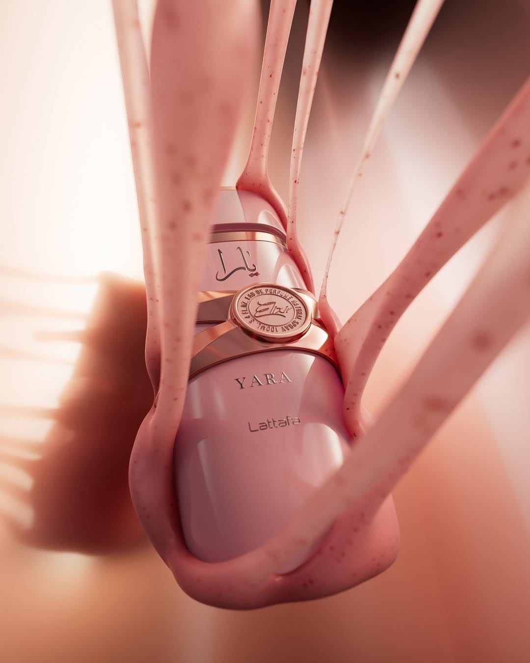 Lattafa Yara Elixir: envase en escaparate, muestra estilo audaz y distintivo.