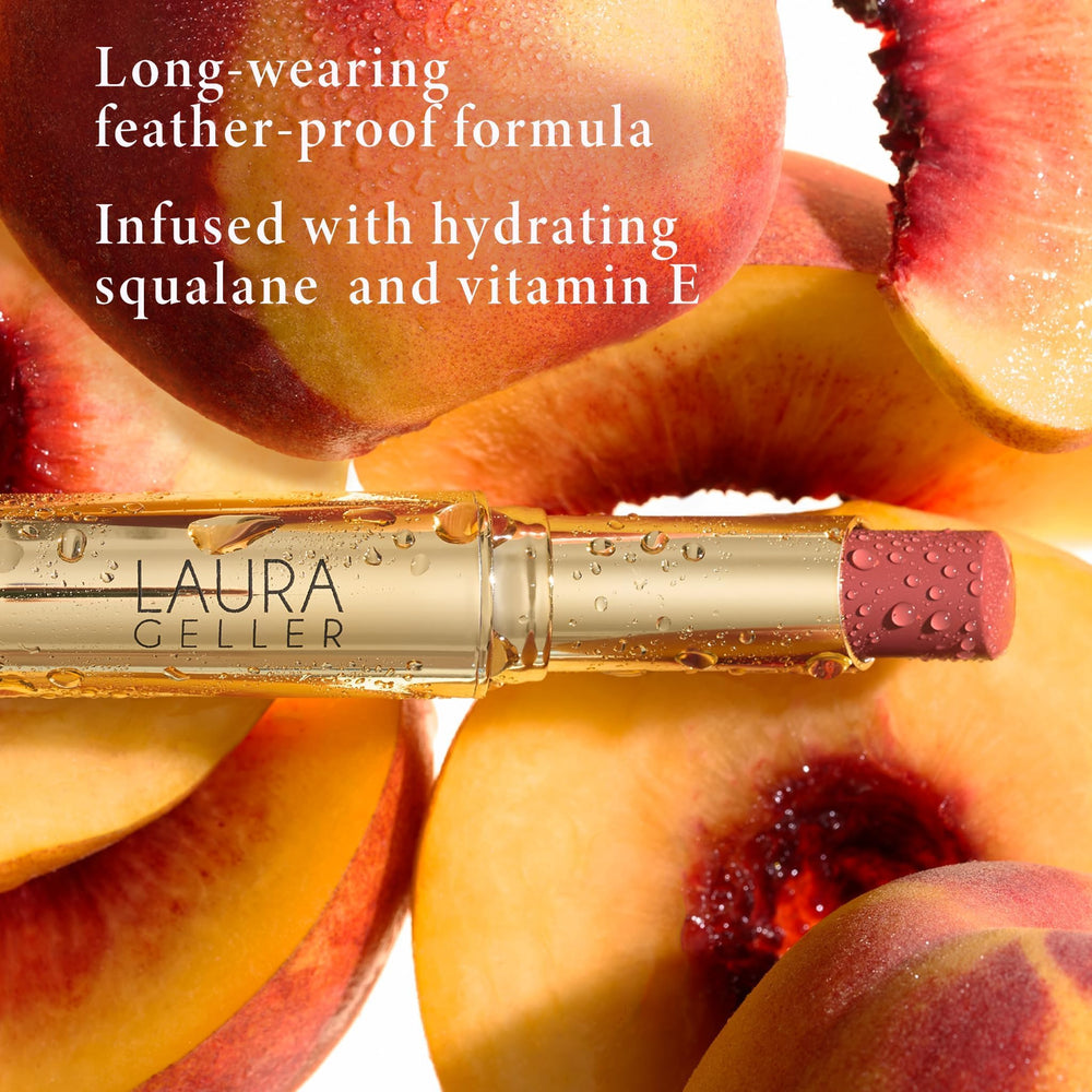 Teinte Just Peachy sur les lèvres avec Jelly Balm Laura Geller New York.