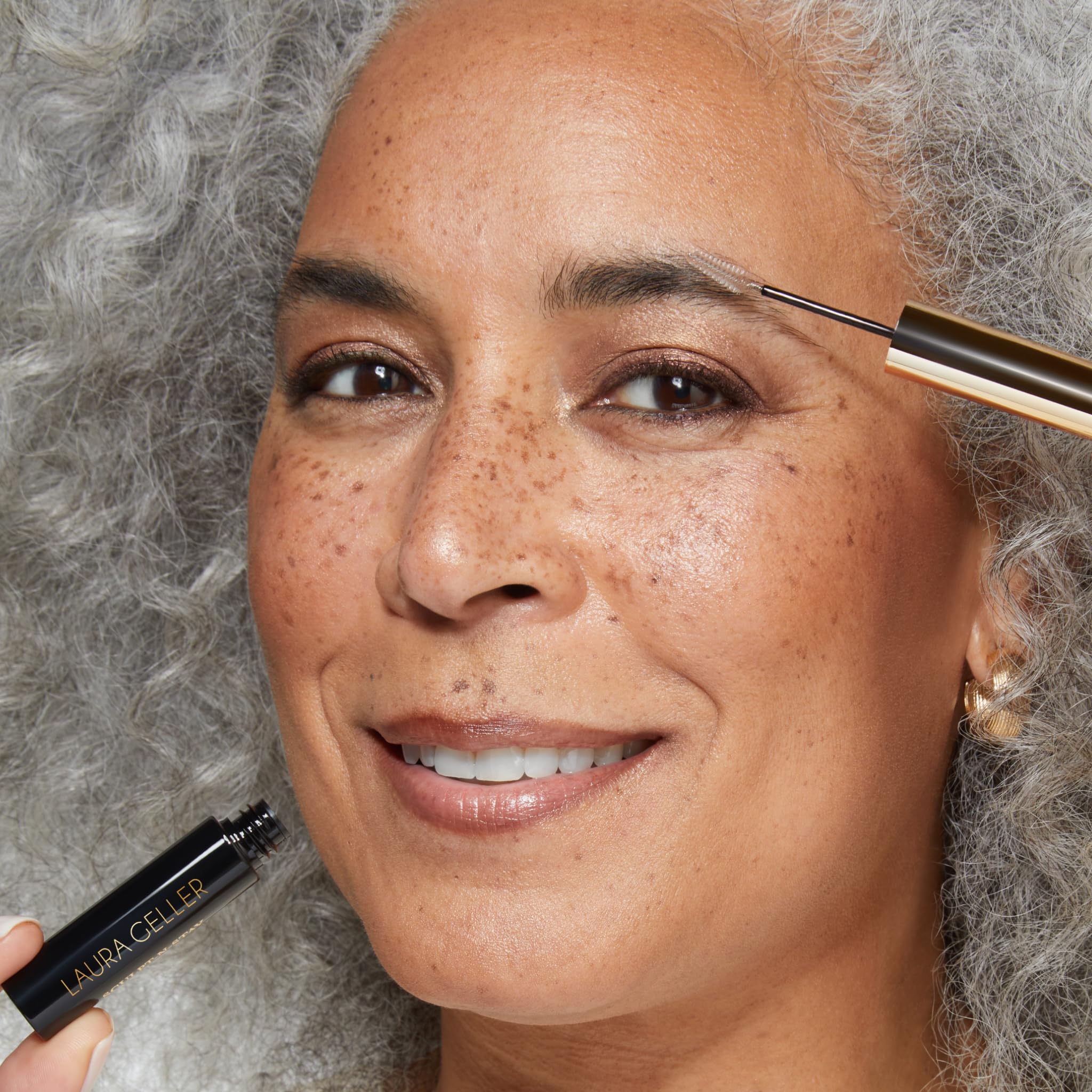Laura Geller Sculpt-n-Stay: compatible con otros productos de cejas para mayor precisión.
