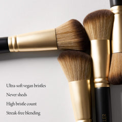 Pincel angular Laura Geller New York para aplicar rubor y bronceador.