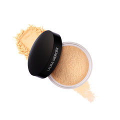 Polvo suelto translúcido de Laura Mercier para fijar maquillaje con acabado suave y duradero.