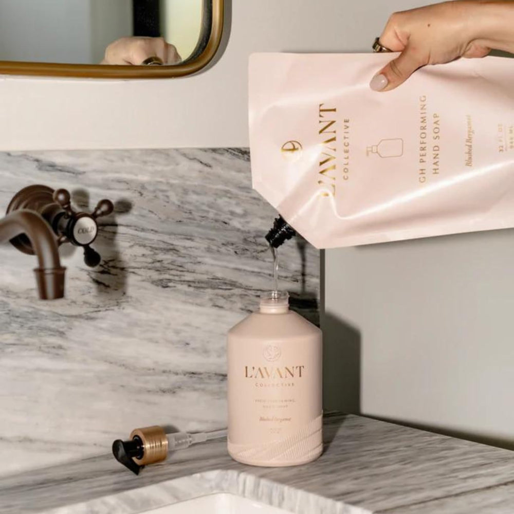 L'AVANT Collective fragancia Blushed Bergamot perfuma las manos.