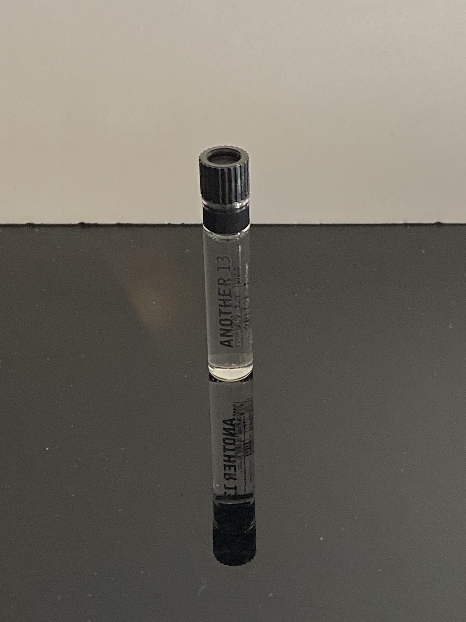 Le Labo Another 13 frasco compacto para llevar en bolso.