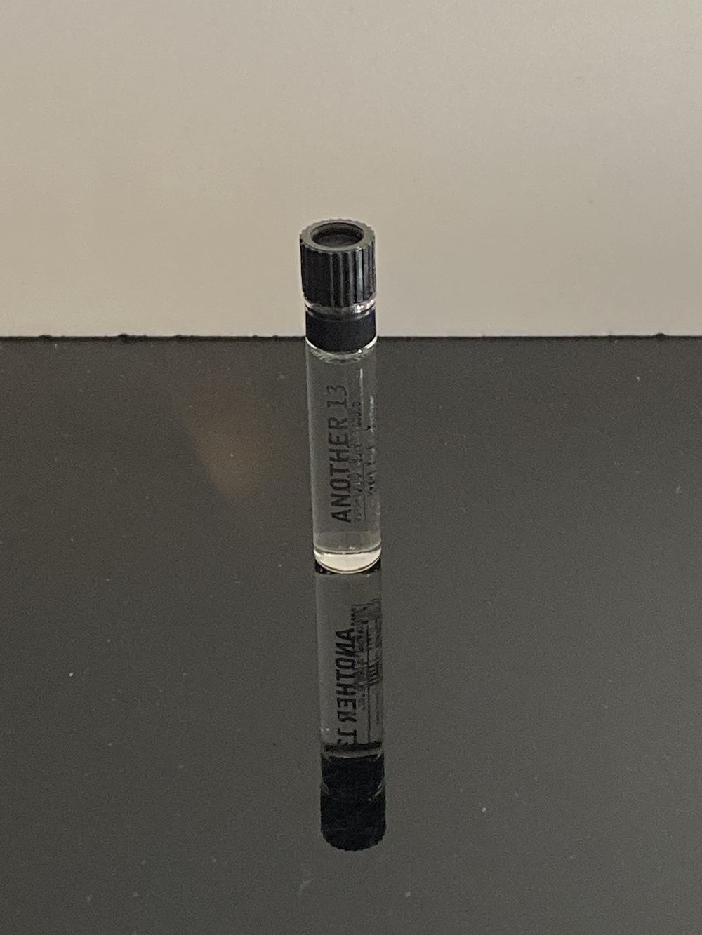 Le Labo Another 13 frasco compacto para llevar en bolso.