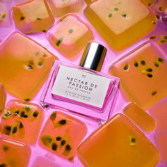 Etiqueta del perfume Le Monde Gourmand, guía visual de notas florales.