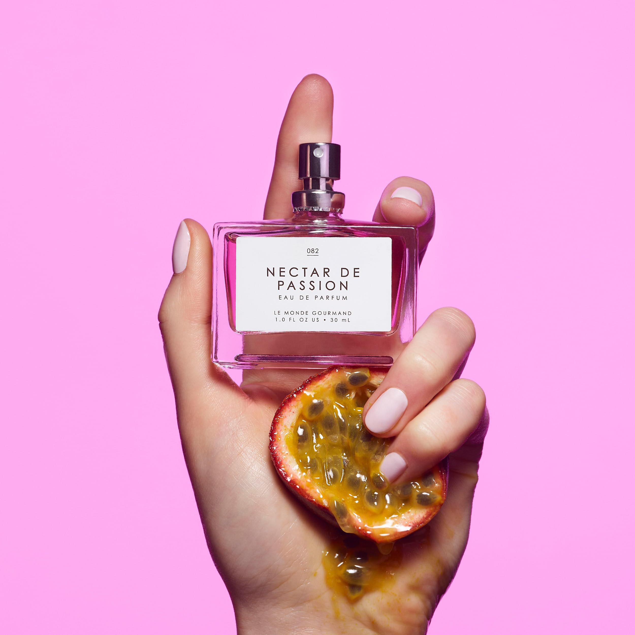 Jazmín y flor de azahar realzan la fragancia Le Monde Gourmand.