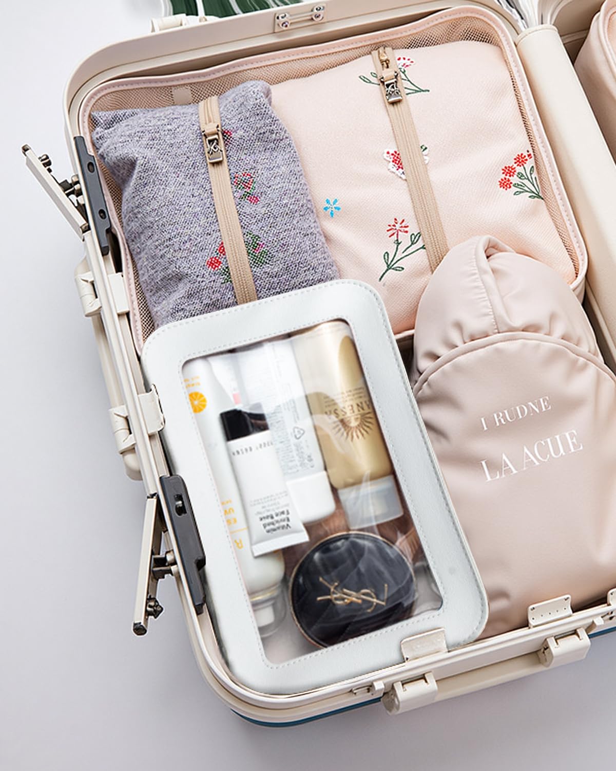LETGO bolsa maquillaje clara, facilita inspección rápida en seguridad.