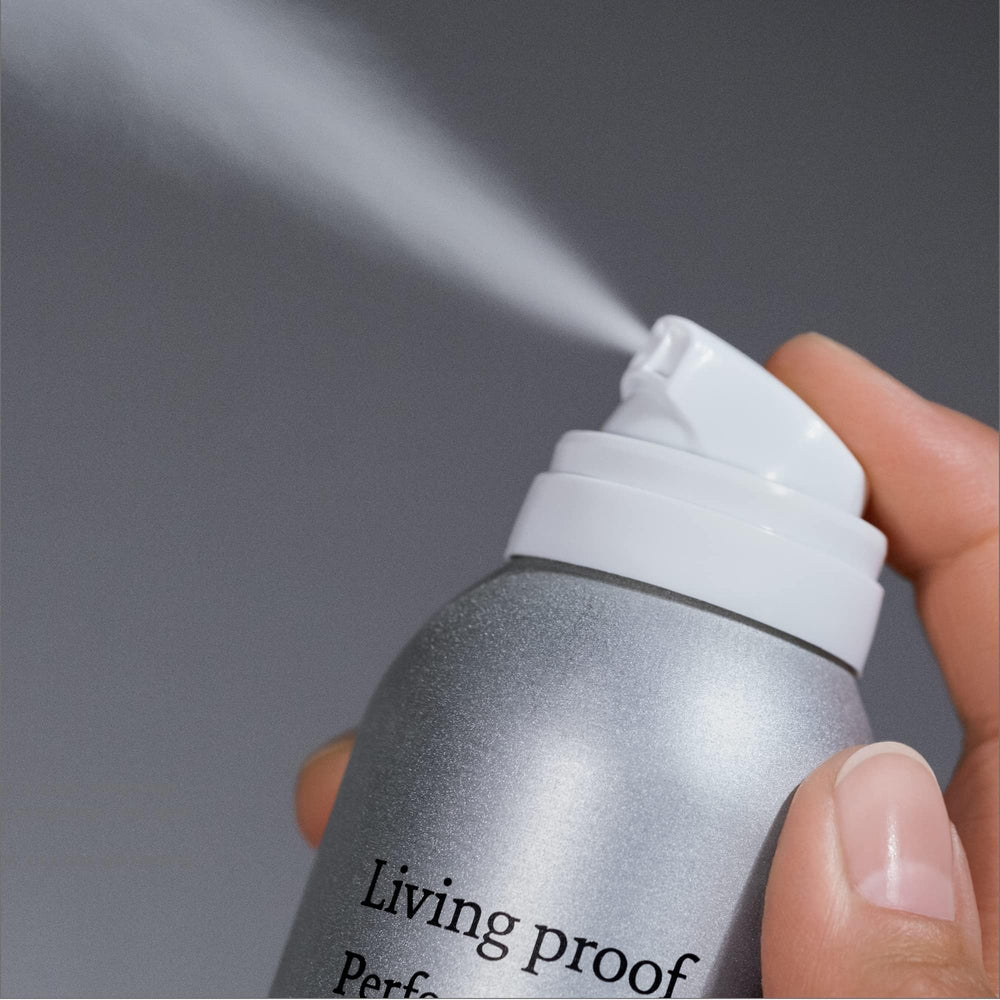 Living Proof PhD, envase ergonómico para uso rápido.