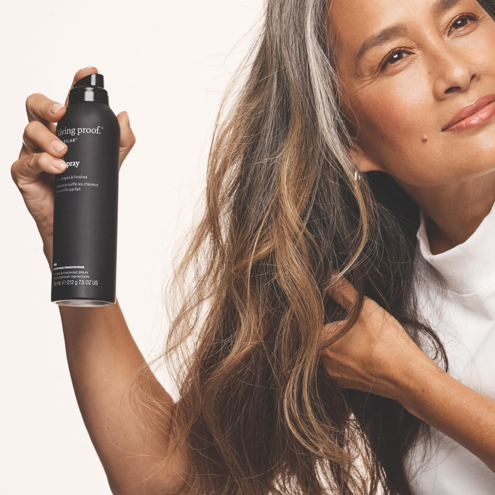 Living Proof Style Lab Flex Hairspray permitir reaplicar sin dejar residuos.