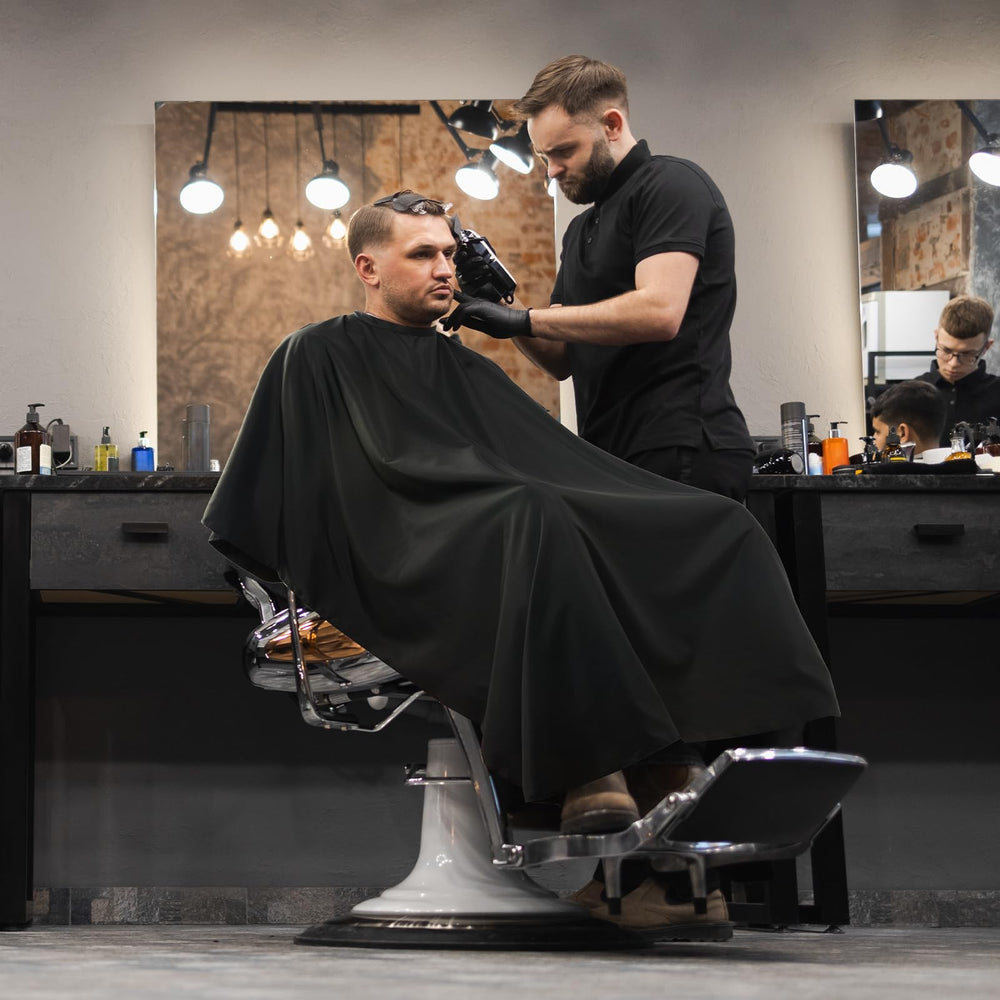 Perfecta para cortes, coloración y maquillaje, protege la ropa del cliente