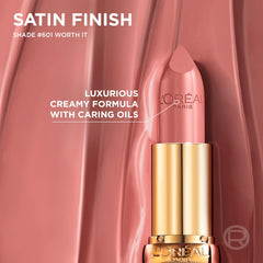 L’Oréal Paris Color Riche Satinado labial, aplicación centrada para un acabado uniforme.