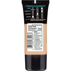 Aplicación suave de la base Pro Glow en el rostro para cobertura media.