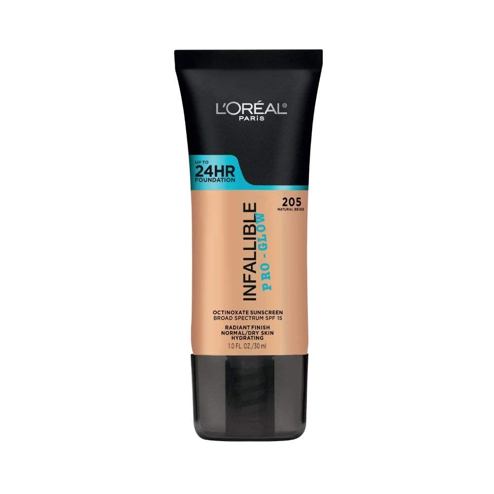 Cobertura media que minimiza imperfecciones con la base Infallible Pro Glow.