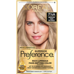 Coloración permanente L'Oreal Paris Superior Preference en rubio ceniza medio para cobertura uniforme.