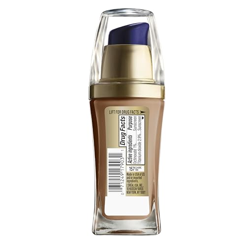 Aplicación de Visible Lift Serum Absolute en rostro para un acabado radiante y uniforme.
