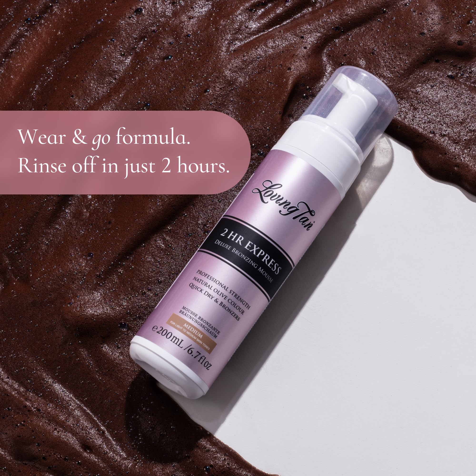 Loving Tan 2HR Express Mousse textura cremosa para cobertura suave.