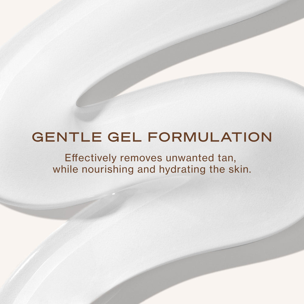 Loving Tan Deluxe Tan Remover Gel en manos aplicándose para activar una base limpia