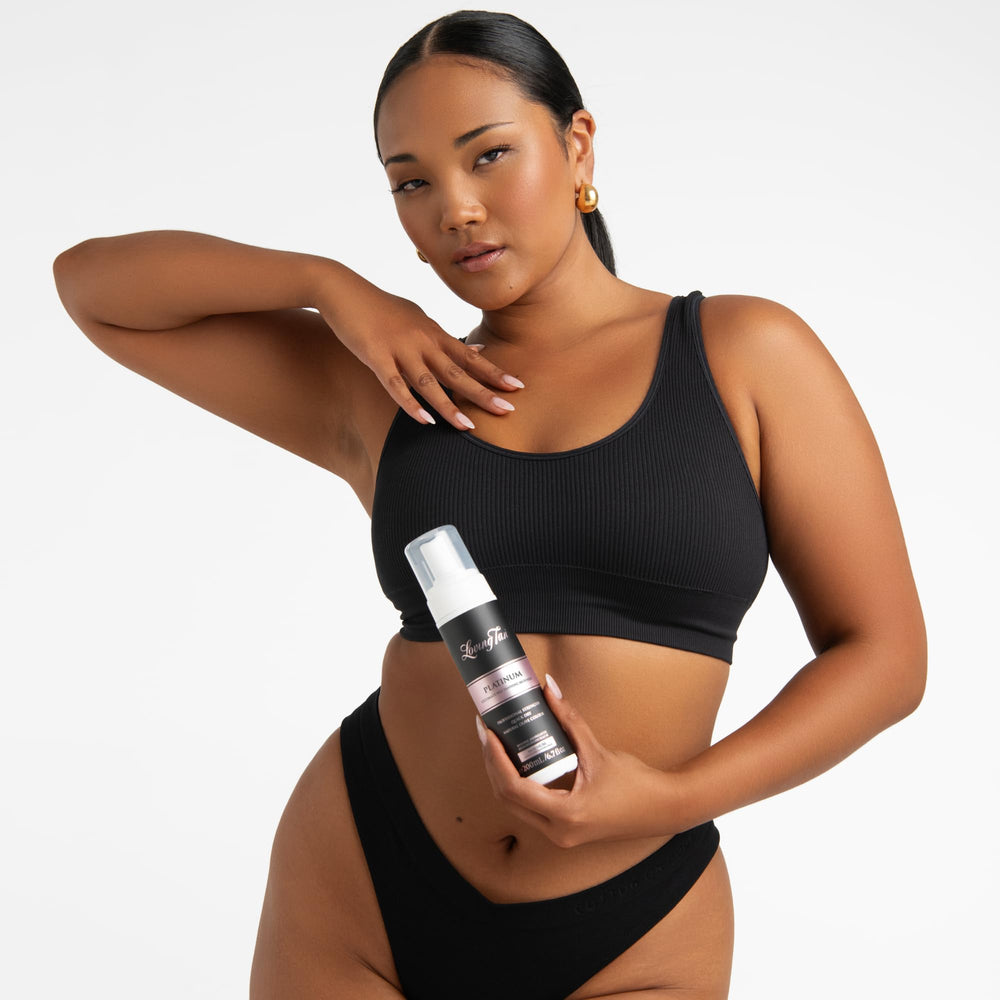 Loving Tan Platinum Mousse: aplicador mitt para una aplicación suave.