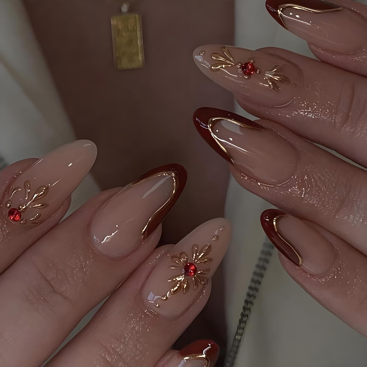 Uñas LPOODDNU adheribles en forma almendra con diseño 3D dorado y diamantes.