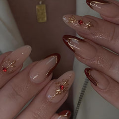 Uñas LPOODDNU adheribles en forma almendra con diseño 3D dorado y diamantes.