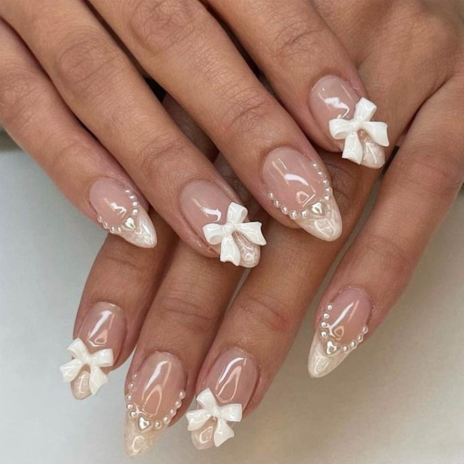 LRKNNO uñas de forma almendra con acabado francés y lazo, elegantes para cualquier ocasión.