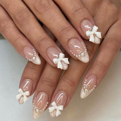 LRKNNO uñas de forma almendra con acabado francés y lazo, elegantes para cualquier ocasión.