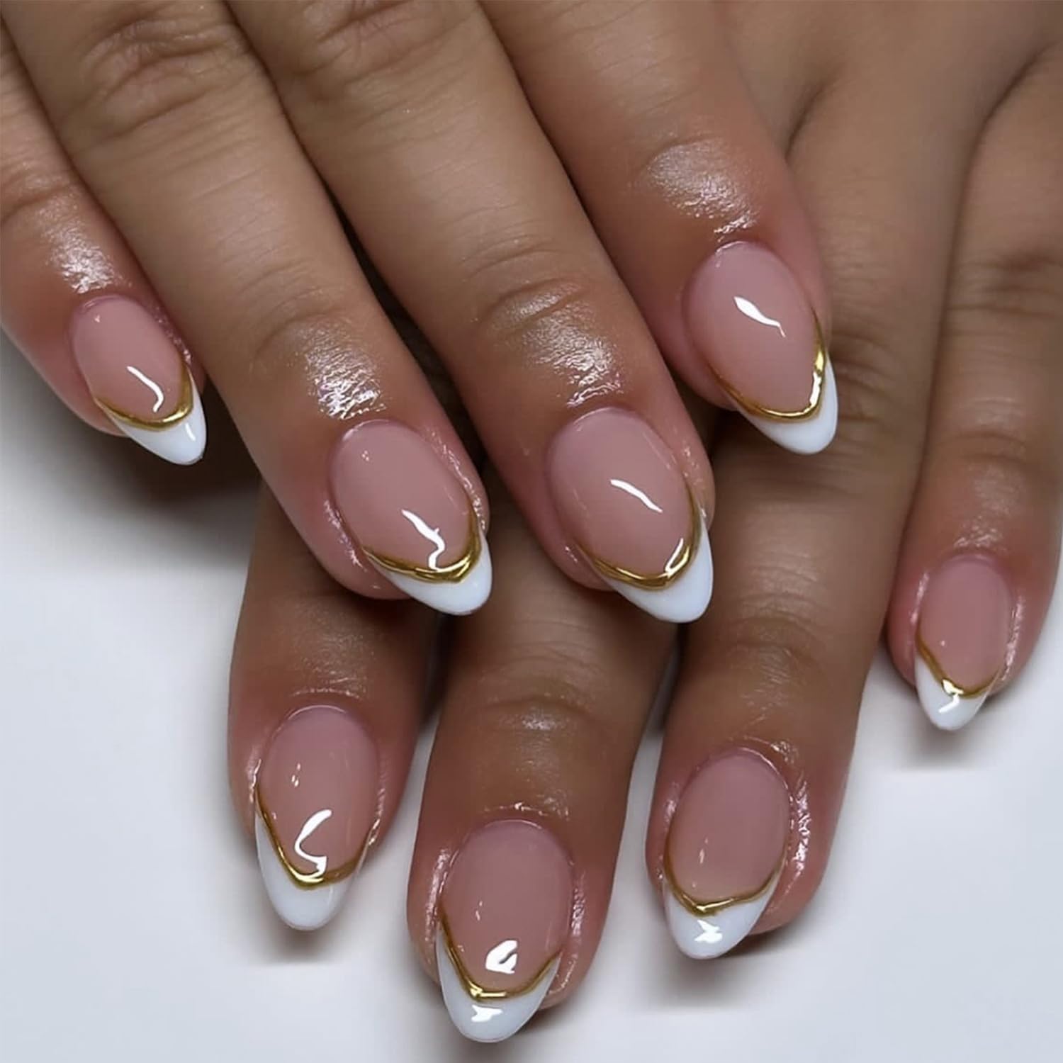 LRKNNO únas artificiales almendra frances blanco con línea dorada para look elegante