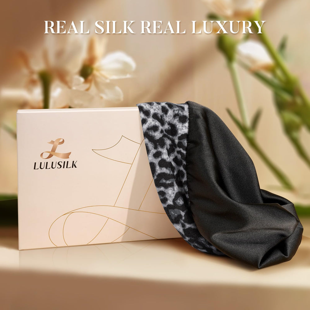 Gorro de seda LULUSILK negro con estampado leopardo para looks nocturnos.
