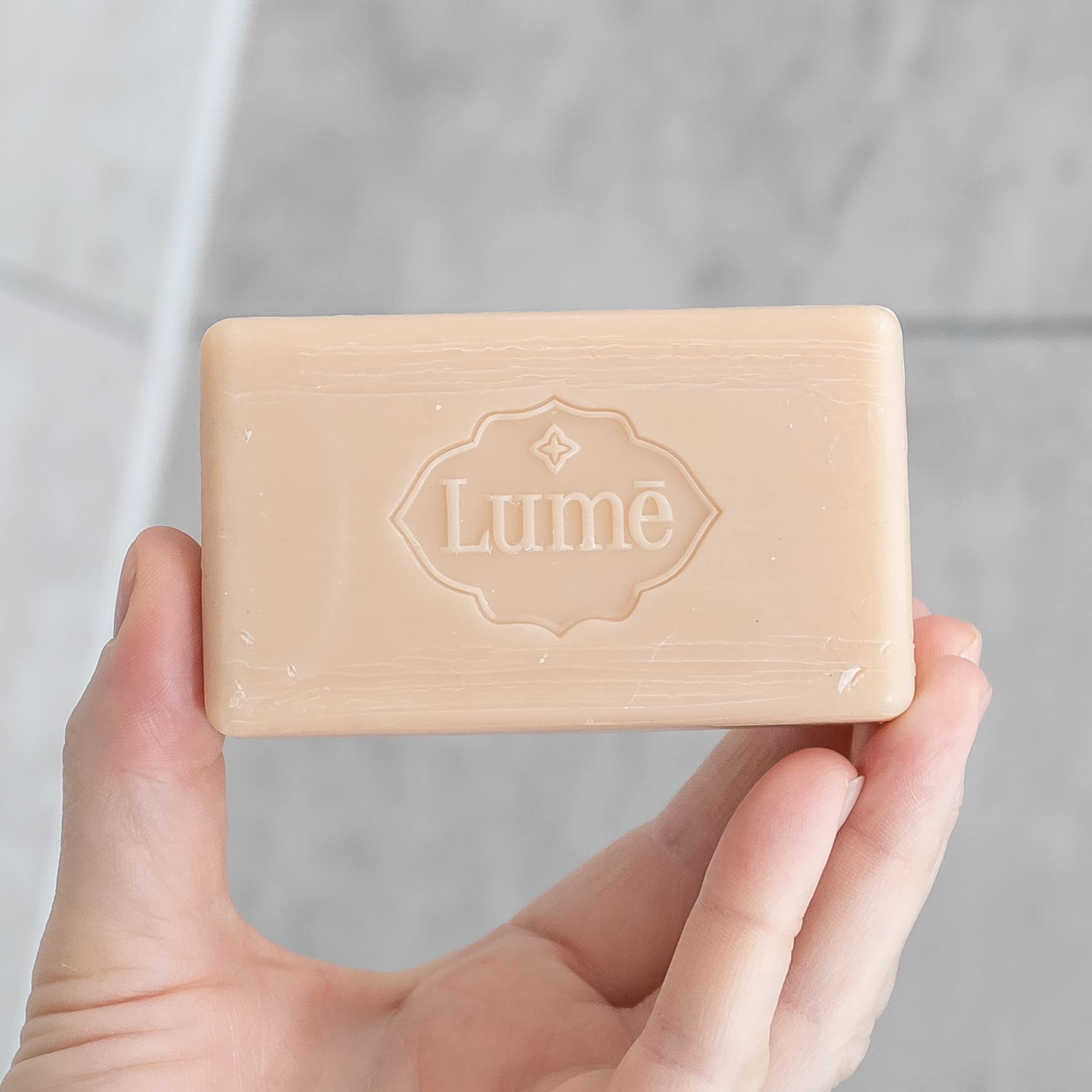 Barra de jabón Lume para uso diario y afeitado con espuma suave.