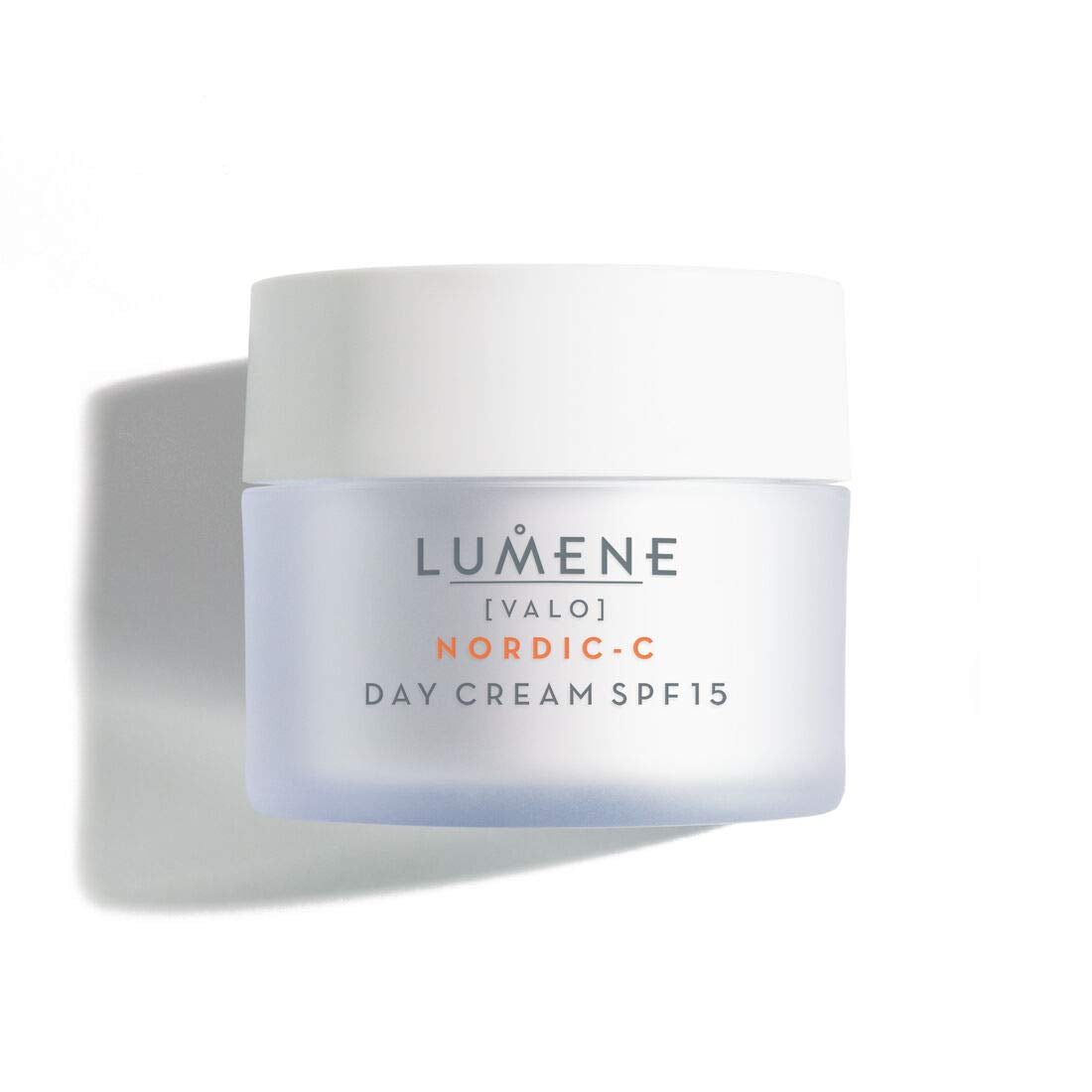 Lumene Valo crema diaria de vitamina C en envase, ilumina la piel durante el día.