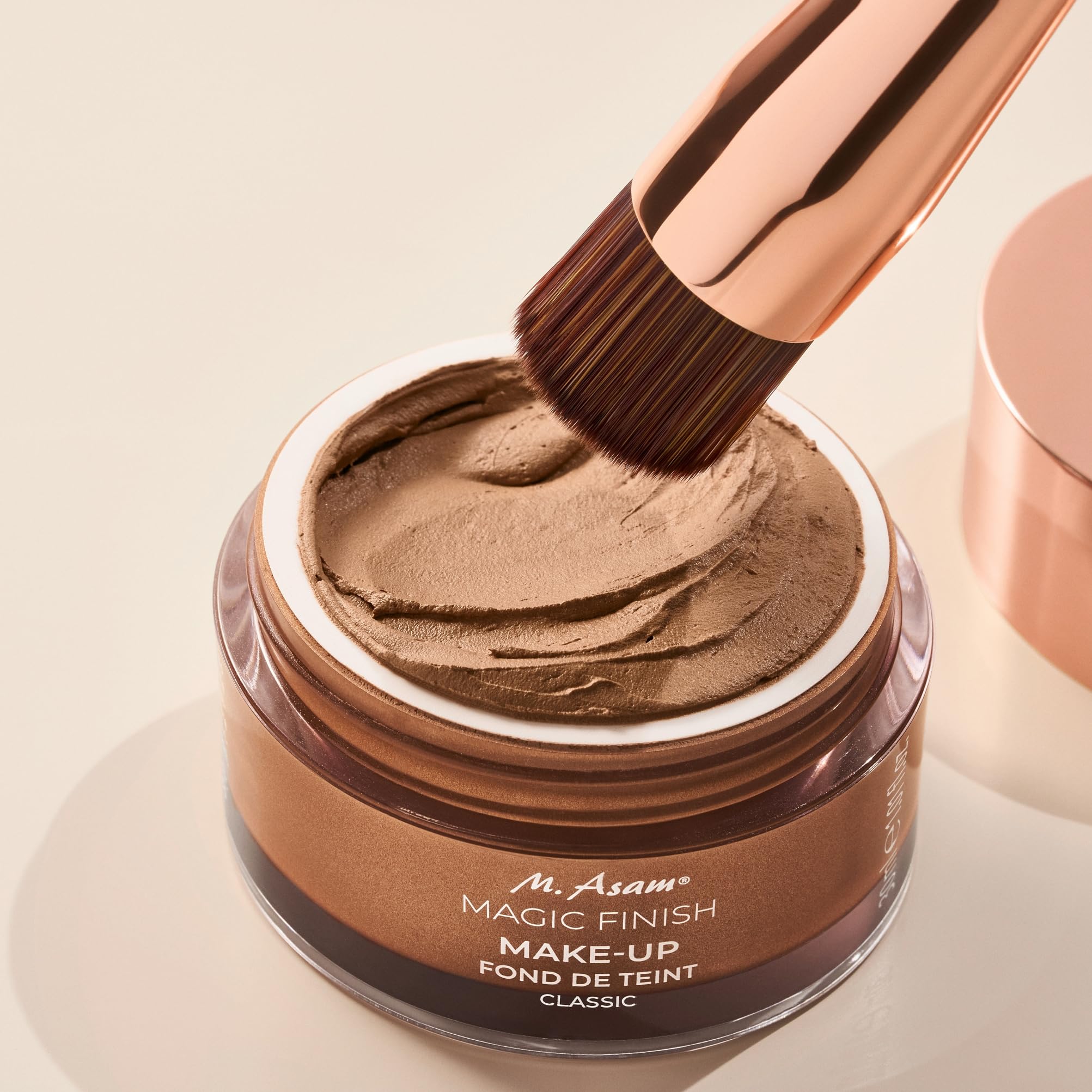 M. Asam Foundation Brush, acabado natural al aplicar la base.