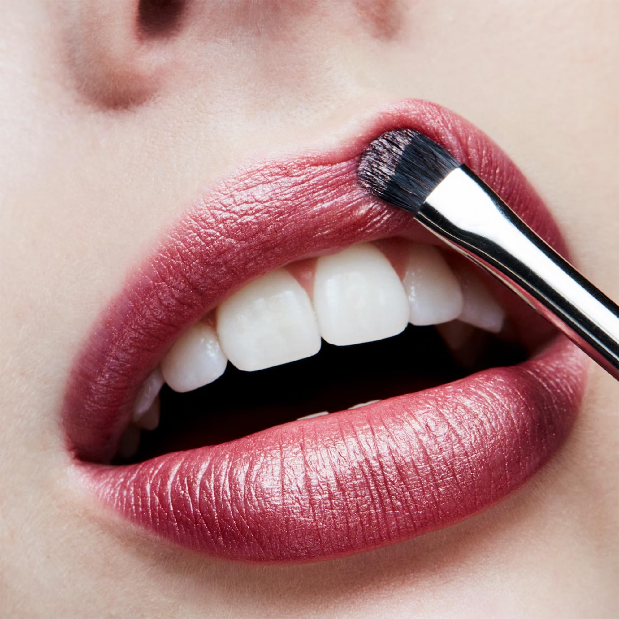 MAC Frost Lipstick Plum Dandy, acabado perlado que realza labios con brillo sutil.