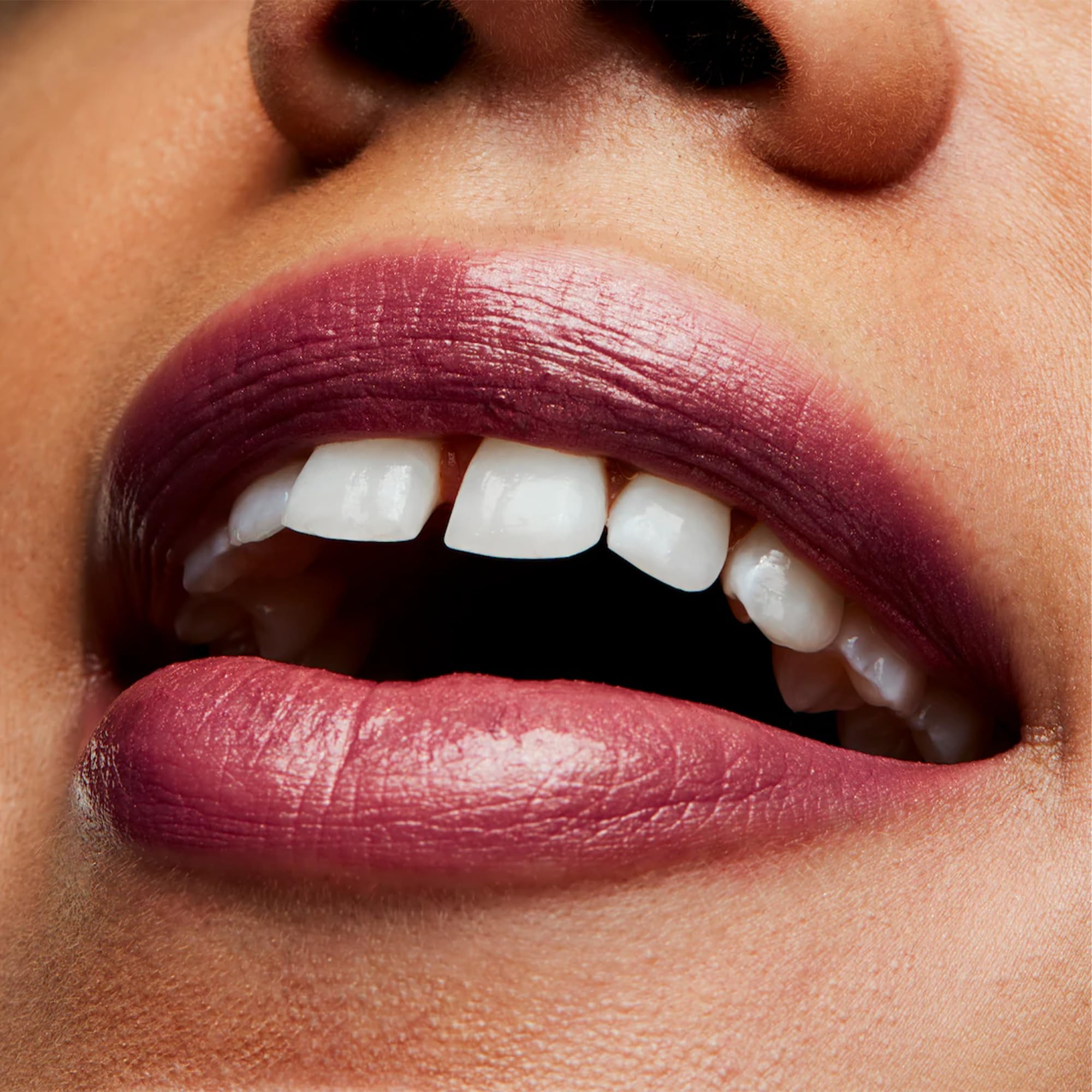 MAC Frost Lipstick Plum Dandy, cobertura media construible para mayor intensidad.