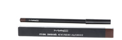 MAC lápiz delineador de ojos Teddy para color intenso y aplicación fácil.