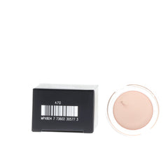 Textura cremosa de MAC Pro Longwear Paint Pot sobre párpado, base para color intenso