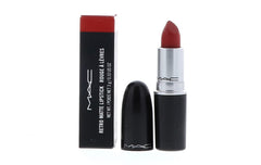 MAC Ruby Woo color rojo azulado intenso para labios llamativos.