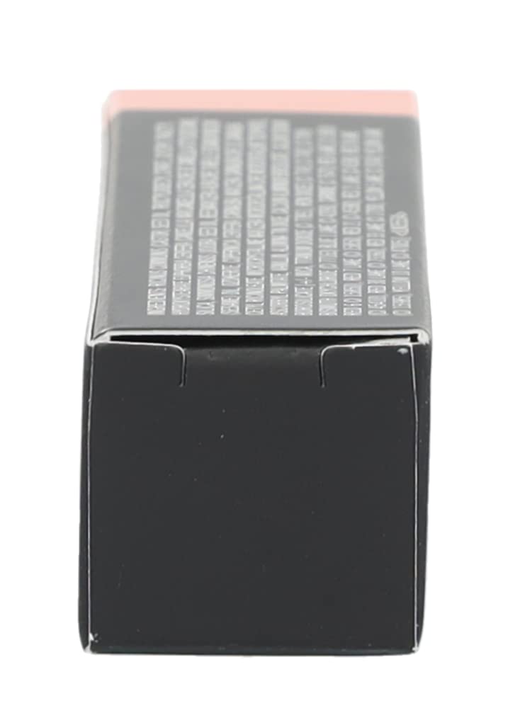 MAC Myth Satin Lipstick, aplicación directa desde el estuche para retoques rápidos.