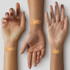 MAC Studio Fix Powder Plus Foundation NC45 15 g, aplicación con brocha para cobertura uniforme y duradera.