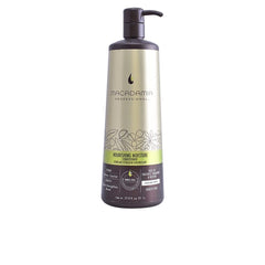 Macadamia Professional: botella vertiendo acondicionador reparador para hidratación y brillo.