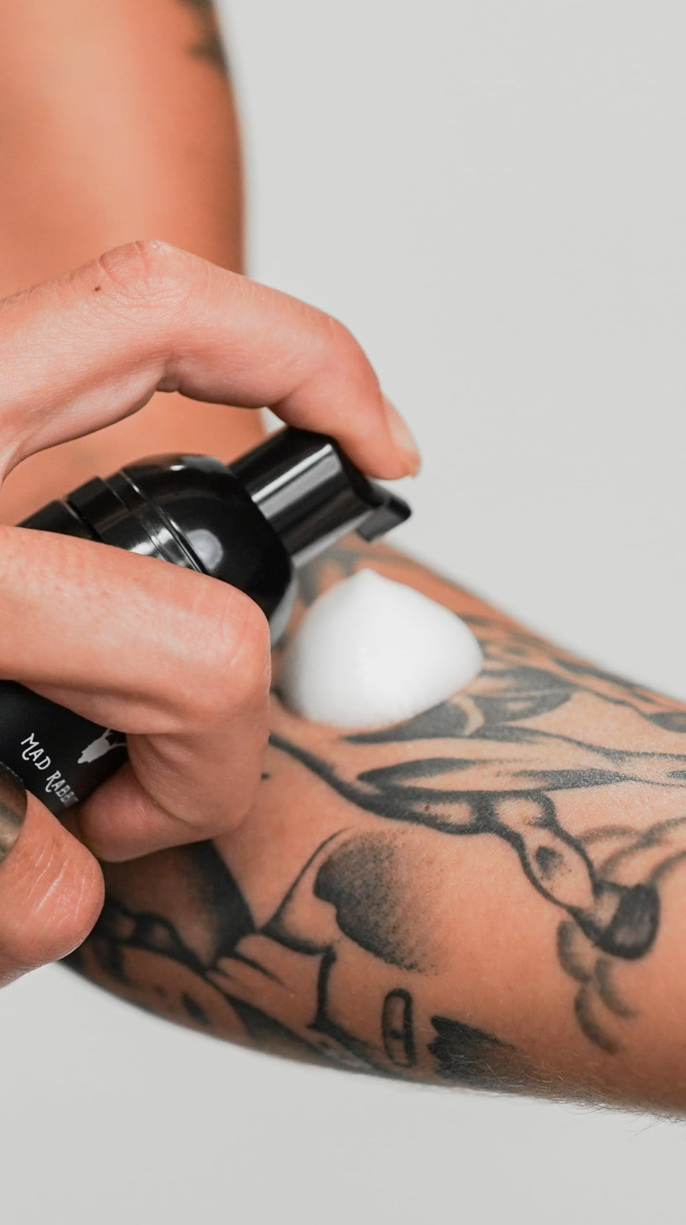 Mad Rabbit apoyo suave durante la curación de un tatuaje.