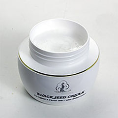 Madina crema facial semilla negra, aplicación en la palma para absorción rápida.