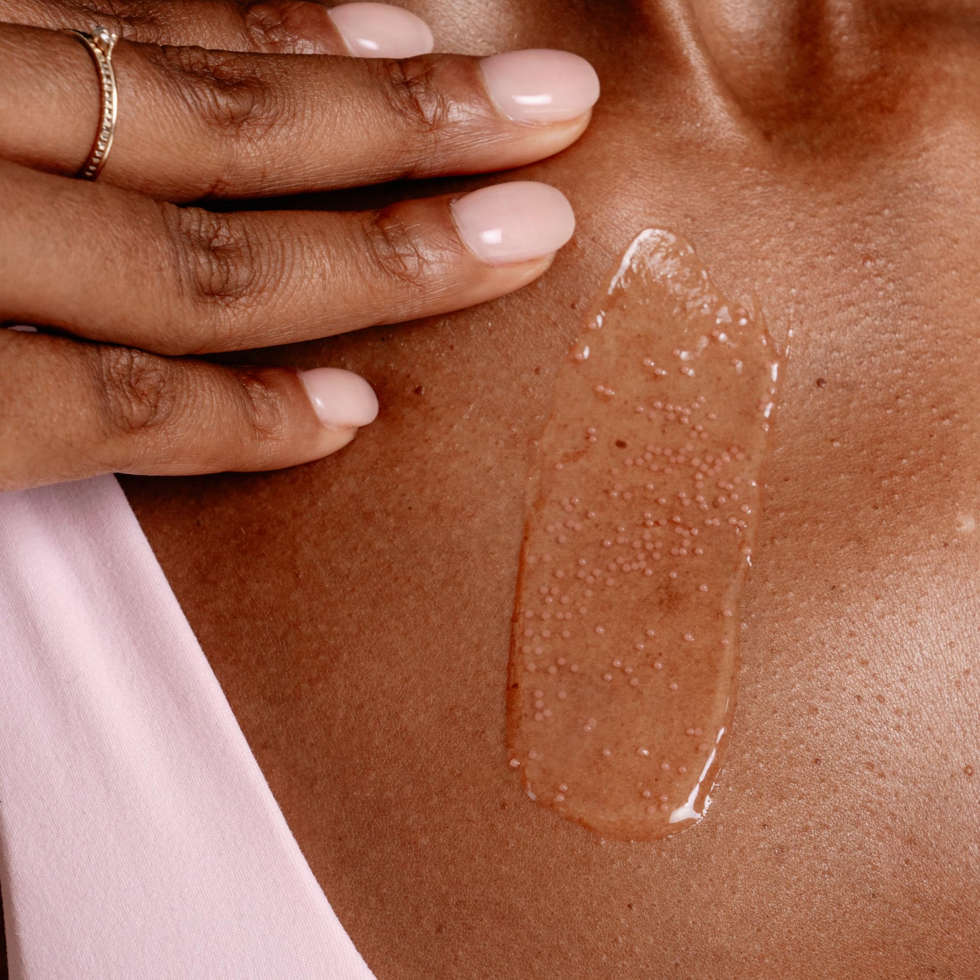 Application facile sous lait corporel: le sérum s'intègre facilement.