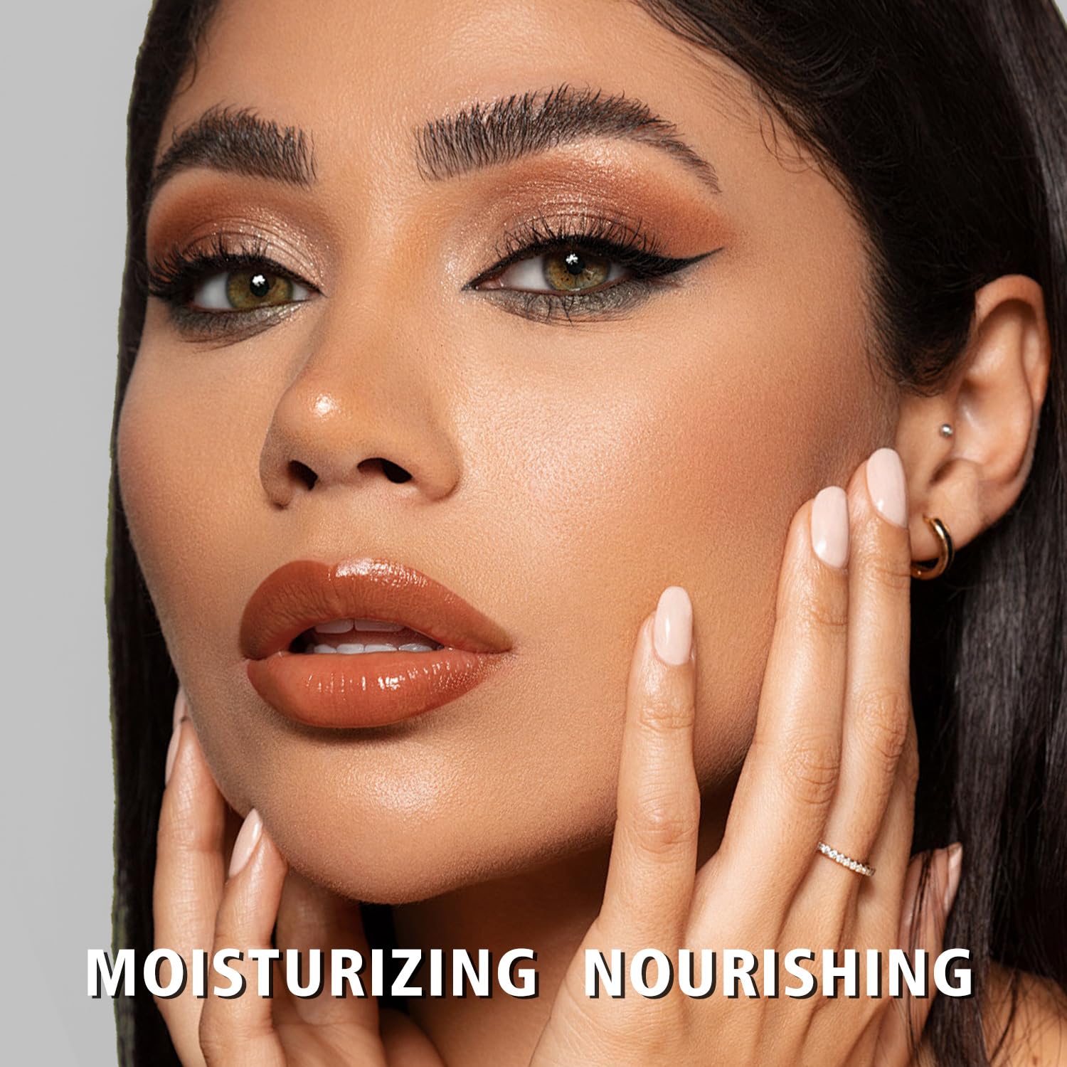 MAKI YIKA Moisture Lipstick application shot for smooth lips