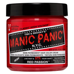 MANIC PANIC Classic Red Passion en pote muestra tono rojo vibrante y duradero.