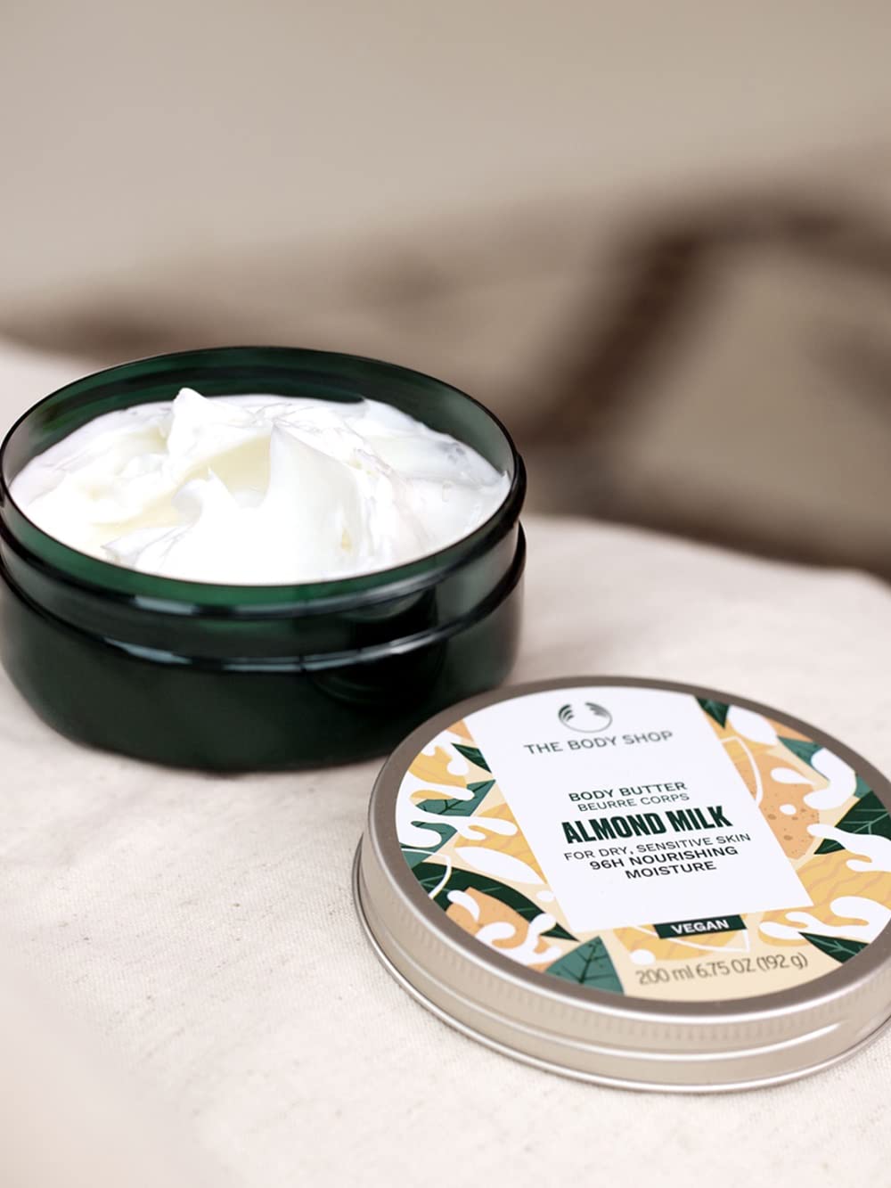 Aplicación suave de manteca de almendra para piel sensible y confort diario.